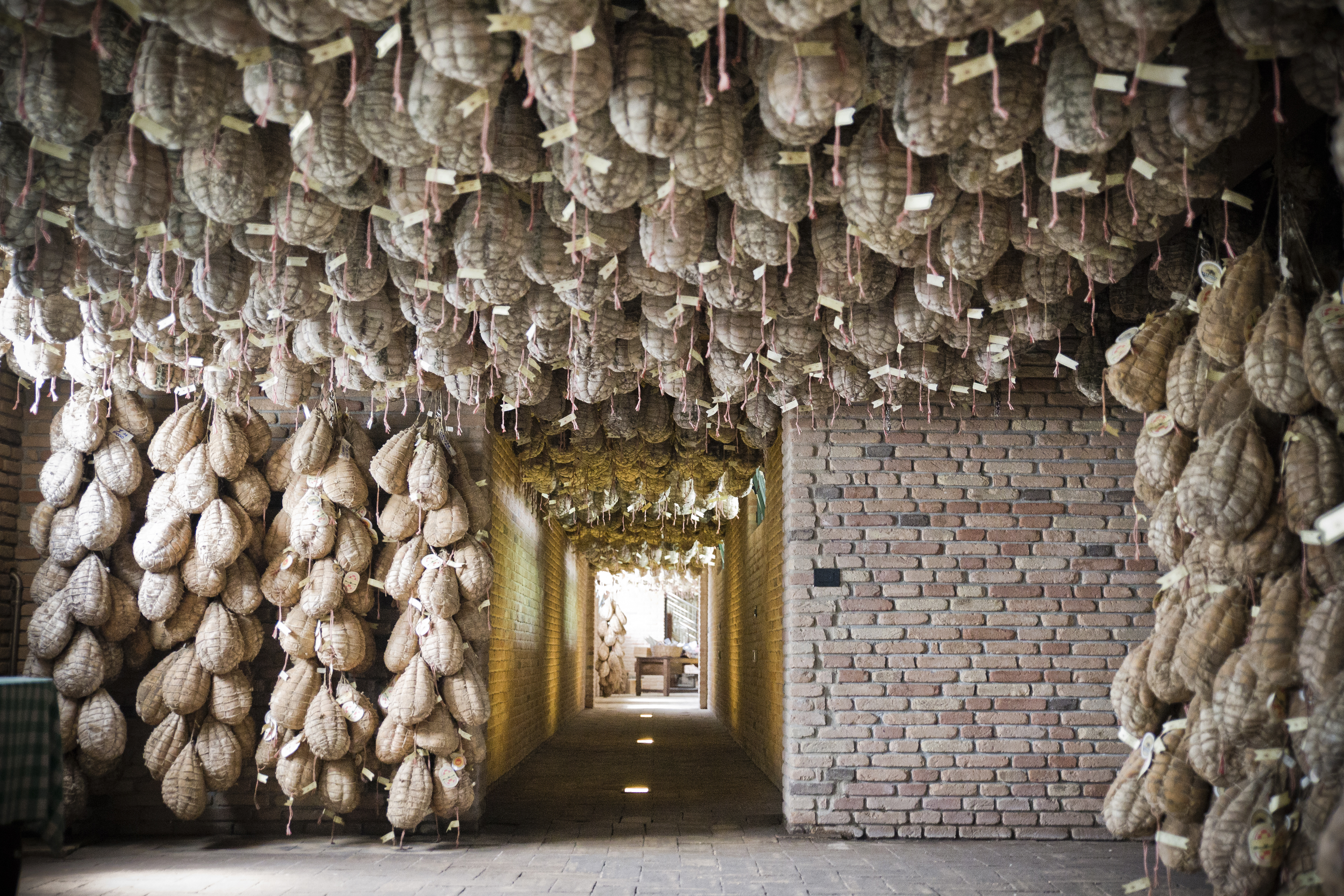 Culatello di Zibello DOP Podere Cadassa, 18 Monate Naturkeller gereift, aus Parma - ohne Nitrate.