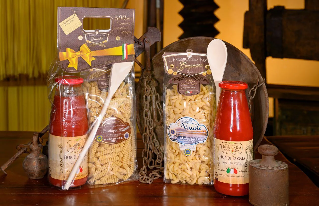 Pasta-Set Penne di Gragnano IGP mit Tomatensoße und Holzlöffel