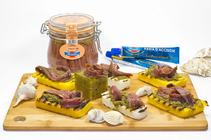 Sardellenpaste gebrauchsfertig aus der Tube aus Sizilien