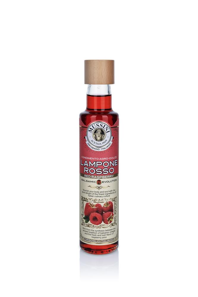 Weinessig mit Saft von roten Himbeeren