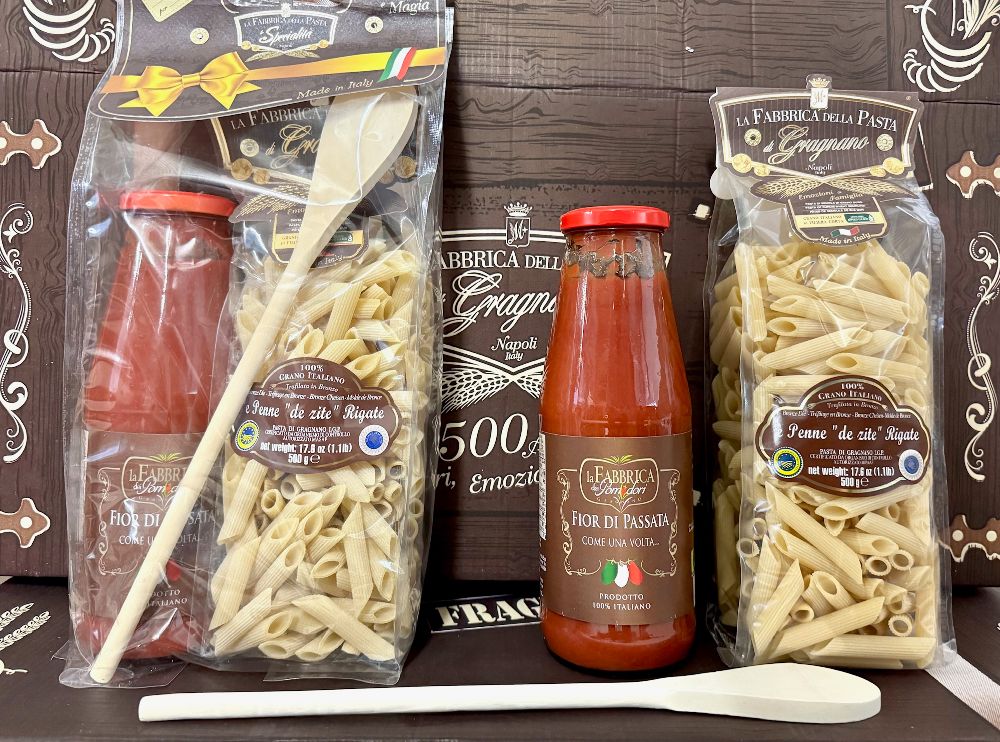 Pasta-Set Penne di Gragnano IGP mit Tomatensoße und Holzlöffel
