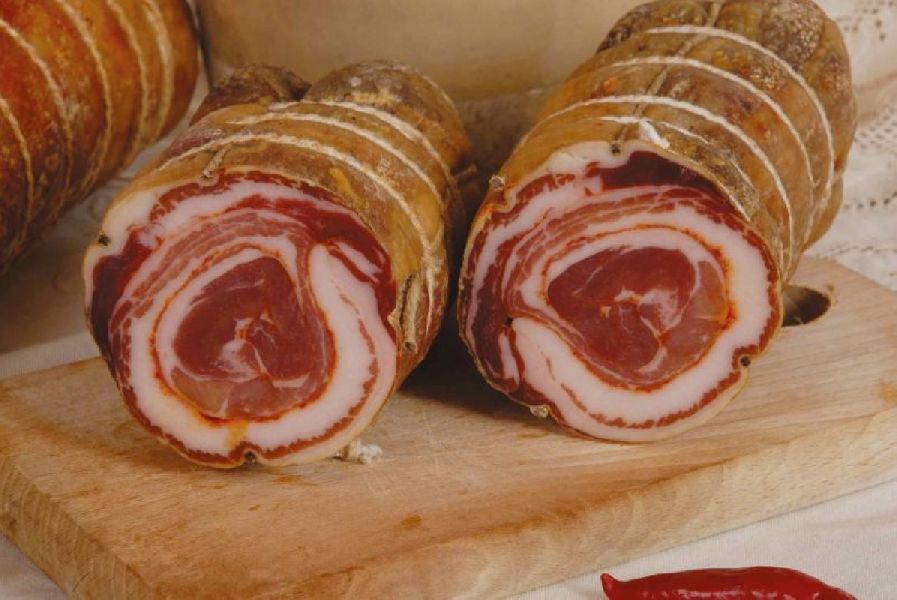 Pancetta Arrotolata aus Kalabrien Bauchspeck mit Paprikapulver