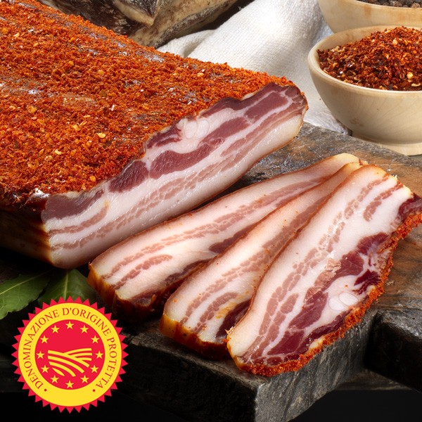 Pancetta aus Kalabrien DOP mit milde Chilipulver gereift