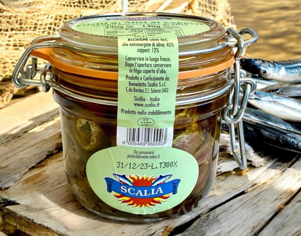 Sardellenfilets gerollt mit Kapern in Olivenöl Extra Vergine Sardellenfilets gerollt mit Kapern in Olivenöl Extra Vergine