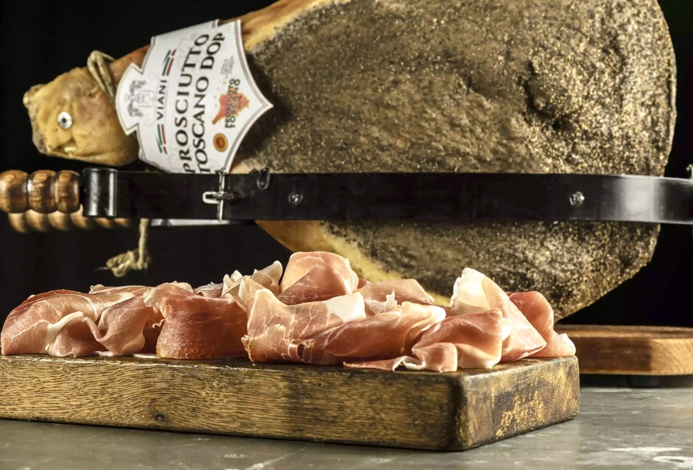 Angebot! Prosciutto Crudo Toscano DOP Viani am Stück luftgetrocknet mind. 16 Monate gereift Angebot! Prosciutto Crudo Toscano DOP Viani am Stück luftgetrocknet mind. 16 Monate gereift