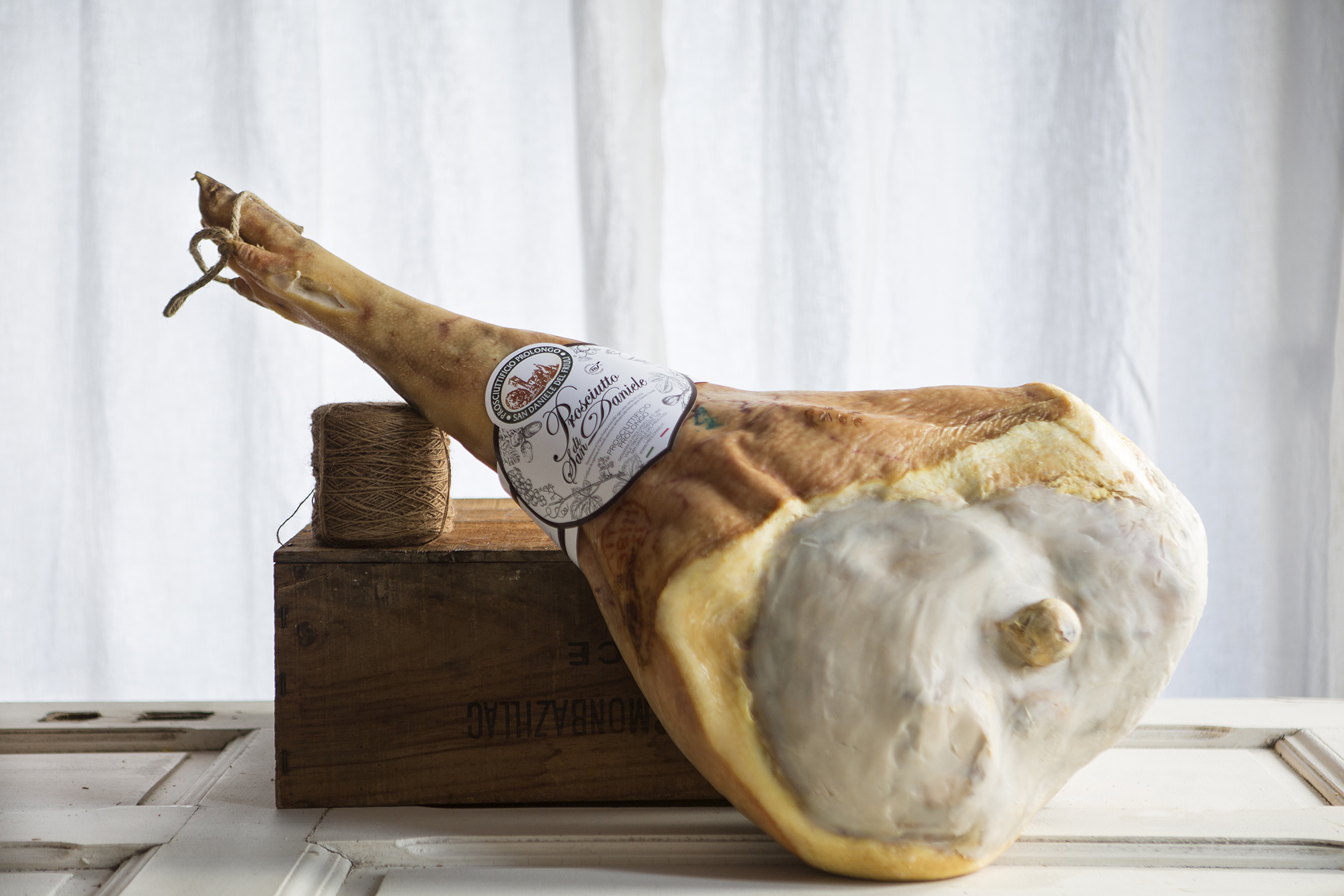 Ganze Prosciutto Keule di San Daniele DOP mit Halterung