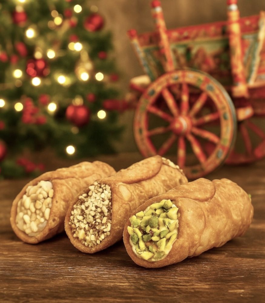 Original sizilianische Cannoli gefüllt Pistazie, Haselnuss, Nougat Original sizilianische Cannoli gefüllt Pistazie, Haselnuss, Nougat