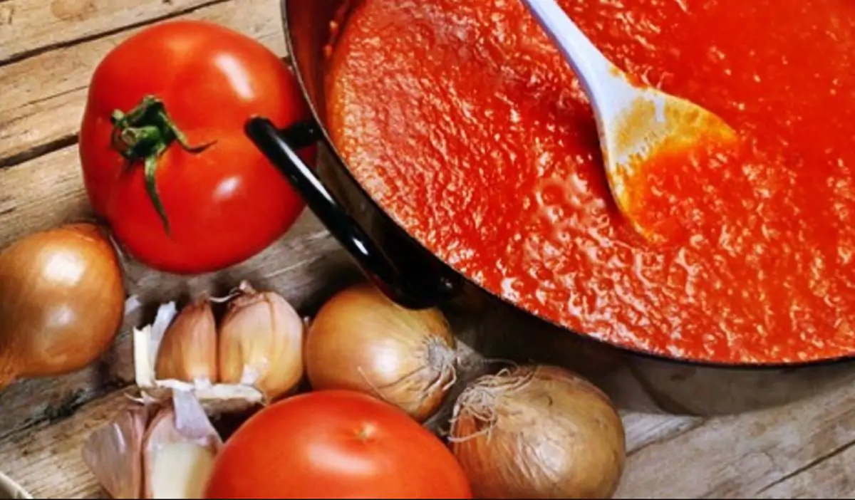 Italienische Tomatensaucen und Tomaten als Begleiter zu Speck Spezialitäten