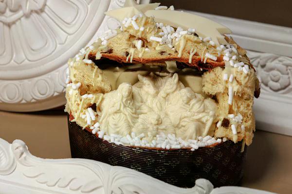 Rarität! Panettone mit handgeschnitzer Krippe aus Schokolade