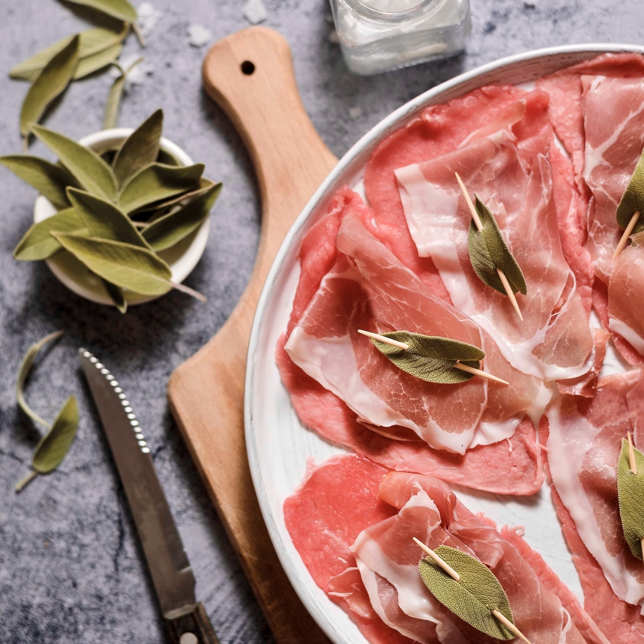 Angebot! Prosciutto Crudo Toscano DOP Viani am Stück luftgetrocknet mind. 16 Monate gereift Angebot! Prosciutto Crudo Toscano DOP Viani am Stück luftgetrocknet mind. 16 Monate gereift