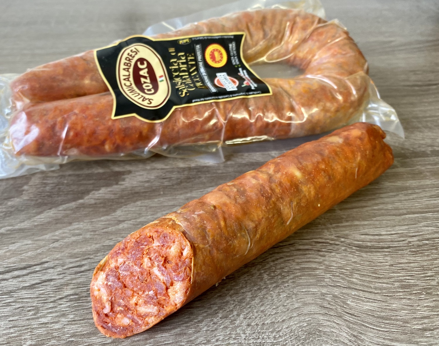 Suino Nero scharfe Salsiccia Curva di Calabria DOP mit Chili 